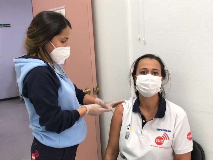 Vacunación de una enfermera/TA.